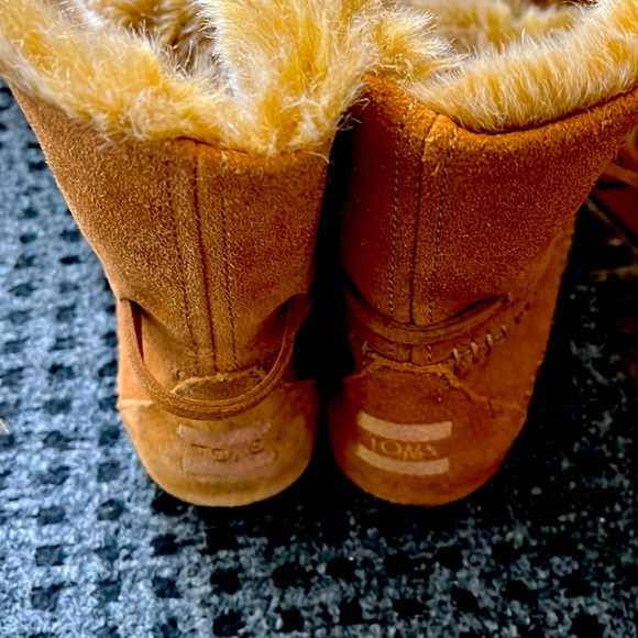 Toms size 5 1/2 suede mid boots with faux fur in excellent condition - Picture 2 of 5